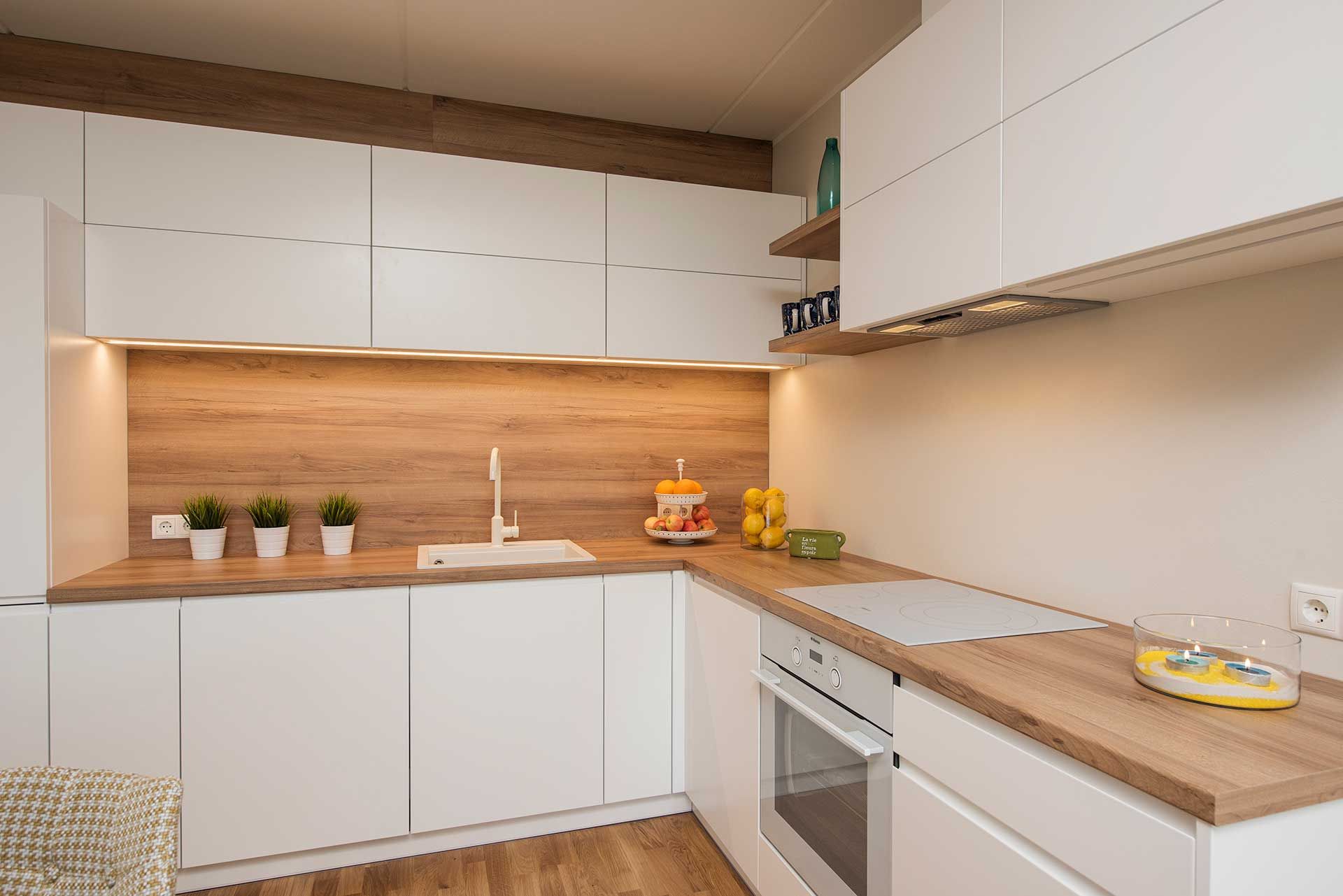 Белая кухня с деревянной столешницей: особенности выбора, фото .
